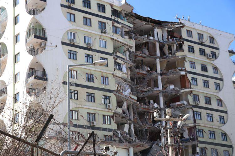 <p>Sanıkların müteahhitlik ve inşaat mühendisliği mesleğinin gerektirdiği dikkat ve özeni göstermedikleri belirtilen iddianamede, bu nedenle haklarında TCK 53/6 maddesi gereğince "belli hakları kullanmaktan yoksun bırakılması" hükmünün uygulanması da talep edildi.</p>
