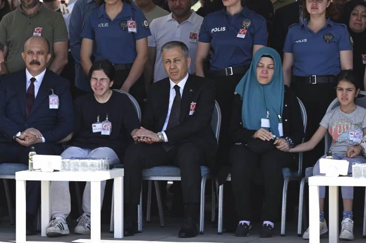 <p>Yerlikaya, söz konusu saldırıda yaralanan polis memuru Ahmet Yasin Çevik'e de "O artık bizim gazimiz." diyerek, şifa diledi.</p>

<p> </p>

