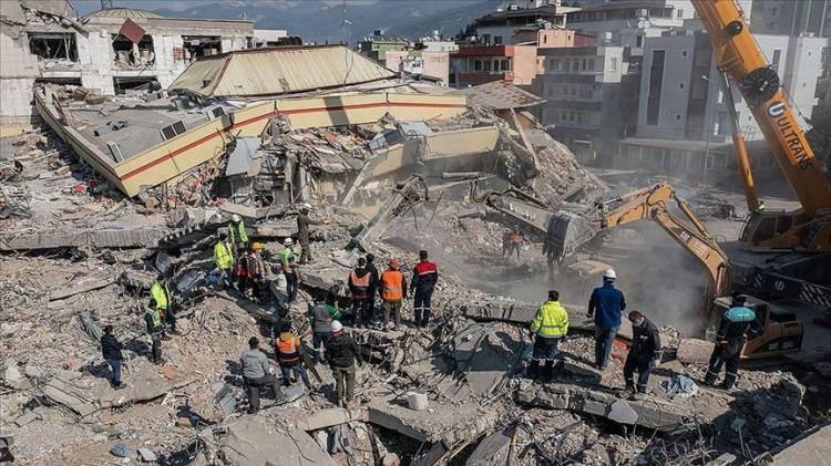 <p>Yılmaz, açıklamasında 6 Şubat'ta meydana gelen ve büyük bir yıkıma sebep olan depremin ardından bölgeye yapılan yatırımlar ve kentsel dönüşüm konusuna dair <strong>"Büyük bir afet, hiç böyle küçümsenecek bir şey değil. 11 vilayeti, 14 milyondan fazla insanımızı doğrudan etkileyen bir afet. Bunun onda biri bir ülkede olsa ne kadar iyi olursa olsun ekonomisi etkilenir. Dolayısıyla bu büyük bir afet. Bunun yaralarını sarmamız birkaç yıl alacak.</strong></p>
