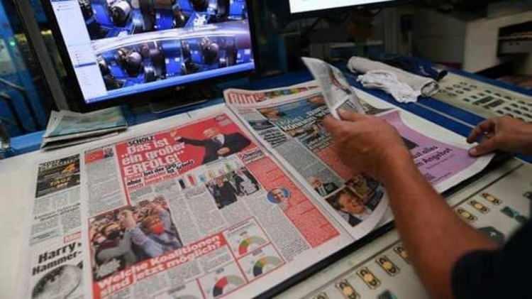 <p>Son olarak Avrupa'nın en çok satan gazetesi olan Almanya'nın Bild gazetesi, çalışanlarına gönderdiği bir e-postada, bir dizi editoryal işi yapay zeka ile değiştirmeyi planladığını söyledi. Gönderilen mailde, , belirli rollerin 'artık bugünkü gibi var olmayacağını' belirterek "<strong>Ne yazık ki meslektaşlarımızla yollarımızı ayırıyoruz"</strong> dedi.</p>
