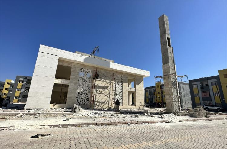 <p>DEAŞ'tan kurtarılarak güvenli hale getirilen bölgelerde yaşayanların eğitim hakkından faydalanmalarına büyük önem veren Türkiye, onarılan ve yeniden inşa edilen yaklaşık 75 enstitü ile 720 okulun eğitime kazandırılmasında büyük rol oynadı.</p>