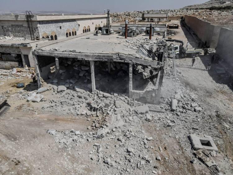 <p>Suriye'deki Sivil Savunma (Beyaz Baretliler), saldırıda 2 sivilin hayatını kaybettiğini, 5 sivilin yaralandığını bildirdi.</p>
