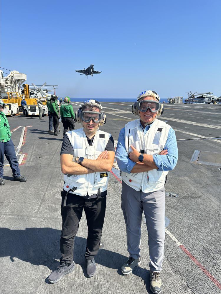 <p>Alınan bilgiye göre, ABD Büyükelçisi Jeffry Flake, Akdeniz'de TCG ANADOLU'yla ortak tatbikat gerçekleştiren ABD donanmasına ait dünyanın en büyük uçak gemisi USS Gerald R. Ford'a, tatbikatta görev alan Türk komutanlar ve subaylar ile Selçuk Bayraktar'ı davet etti.</p>
<p> </p>