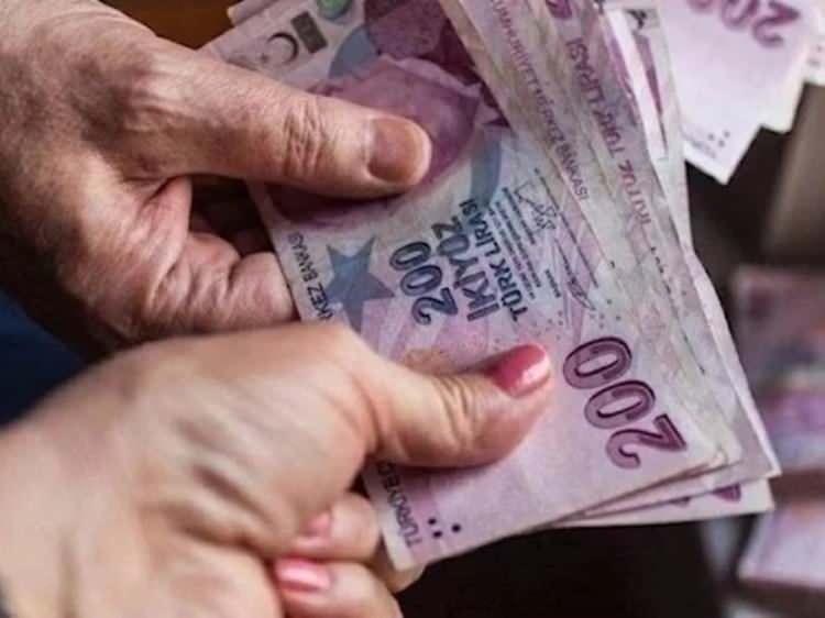 <p>Bugün 7.500 lira olan en düşük emekli aylığının artıp artmayacağı da merak ediliyor. 2019'da 1.000 lira olan en düşük emekli aylığı 2020'de 1.500, Ocak 2022'de 2.500, Temmuz 2022'de 3.500, Ocak 2023'te 5.500, mart ayında ise 7.500 liraya yükseltildi.</p>

<p> </p>
