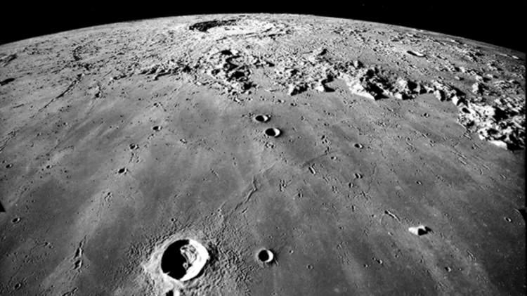<p>Hindistan'ın Ay'ın güney kutup bölgesinde inceleme yapması için 14 Temmuz'da uzaya gönderdiği Chandrayaan-3 uzay keşif aracının Ay'a başarılı iniş yaptığı bildirildi.</p>
