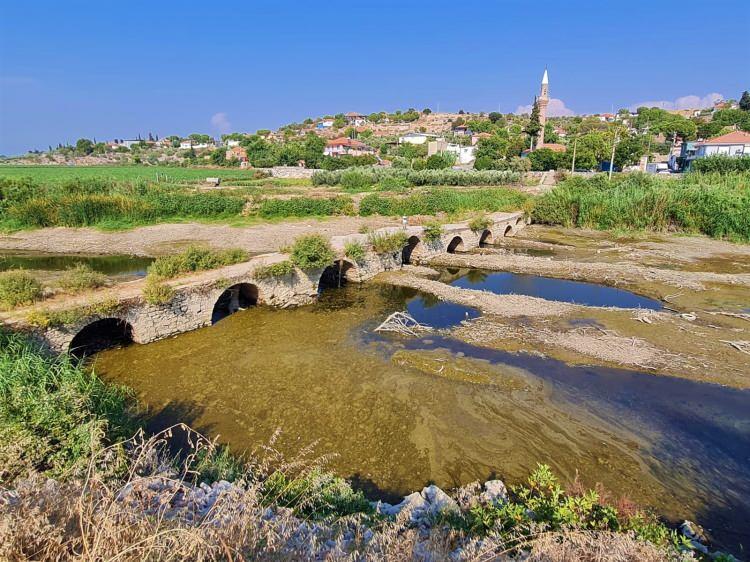<p>Aydın'da tarımsal sulama için önemli bir kaynak olan Büyük Menderes Nehri'nin kuraklıktan dolayı Söke ilçesindeki Sarıkemer mevkisinde debisi düştü.</p>
