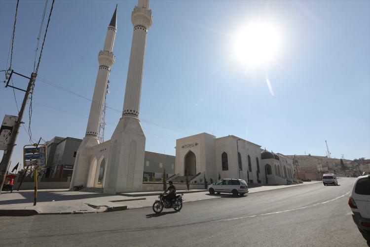 <p>Bu çerçevede Sağlık Bakanlığının katkılarıyla Cerablus, Çobanbey, Bab, Mare ve Azez hastaneleri, bölge halkına hizmet veriyor.</p>

<p>Suriye'nin kuzeyindeki Çobanbey beldesinde de Sağlık Bilimleri Üniversitesine bağlı tıp fakültesi ve sağlık hizmetleri meslek yüksekokulu 2020 yılında kuruldu.</p>

<p>Halihazırda Azez, Bab, Çobanbey ve Cerablus'te 30'u özel toplam 42 hastanenin yanı sıra 20 mobil poliklinik, halka sağlık hizmeti veriyor.</p>
