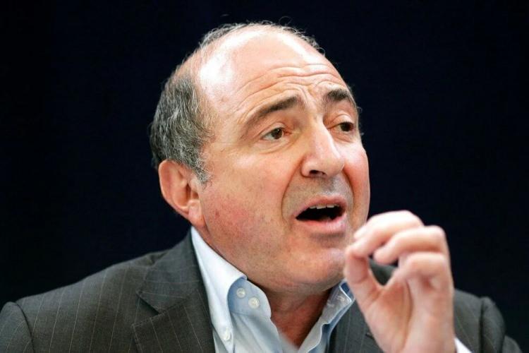 <p>Rus oligark Boris Berezovsky ise Putin'le arası bozulduktan sonra İngiltere'ye kaçmıştı. Sürgündeyken Putin'i güç kullanarak devirmekle tehdit etti. Mart 2013'te evinin banyosunda kapı içeriden kilitlenmiş şekilde ölü bulundu. İntihar görüntüsü verilse de Adli tıp görevlisi onun nasıl öldüğünü açıklayamadı.</p>
<p> </p>
