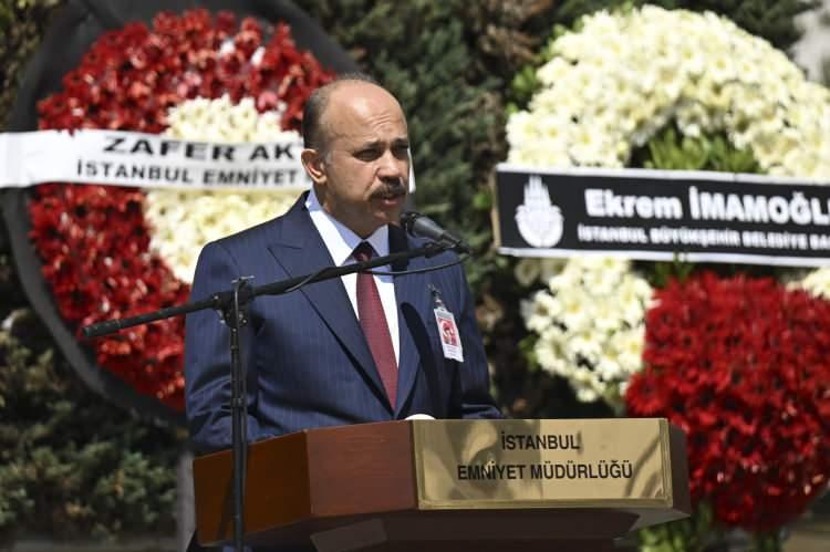 <p>- "MÜCADELEMIZ KARARLILIKLA SÜRECEK"<br />
İstanbul Emniyet Müdürü Zafer Aktaş da polis memuru Telli'nin Kağıthane'de, uyuşturucu madde imalatı ve ticareti yapan şüphelilerin bulunduğu bilgisi edinilen bir adrese düzenlenen operasyon sırasında şüphelilerin açtığı ateş sonucunda şehit olduğunu hatırlattı.</p>