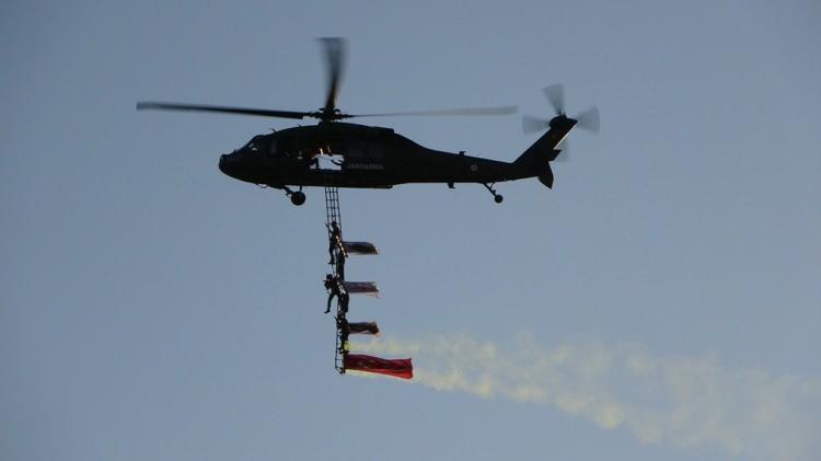 <p>2 Skorsky helikopterin alan üzerindeki uçuşu ve jandarma personelinin gösterisi ilgiyle izlendi. </p>