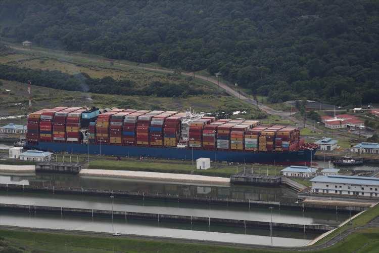 <p>Dünya deniz ticaretinin yüzde 6'sının gerçekleştiği Panama kanalı'ndaki tıkanma tüm konteyner trafiğinin yüzde kırkını, her yıl yaklaşık 270 milyar dolarlık kargosunun taşındığı ABD'yi kaygılandırıyor.</p>
