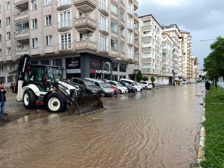 <p>AFAD ekiplerinin incelemesinin ardından civardaki 11 ev tedbir amacıyla boşaltıldı. Evlerde ikamet eden 28 kişi, güvenli bölgeye nakledildi.</p>
