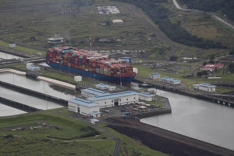 <p>The Daily Mail gazetesinin haberine göre, yetkililerin, kuraklık gerekçesiyle 2 Eylül'e kadar Panama Kanalı'ndaki günlük geçiş sayısını 32 ile sınırlandırması gemi trafiği yoğunluğuna yol açtı.</p>
