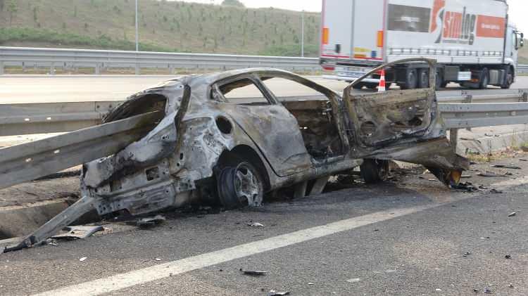 <p>İtfaiye erleri araçtaki yangını söndürürken, hayatını kaybettiği belirlenen sürücü Cengiz N. ile araçtaki Kerem A'nın cenazeleri morga götürüldü.</p>
