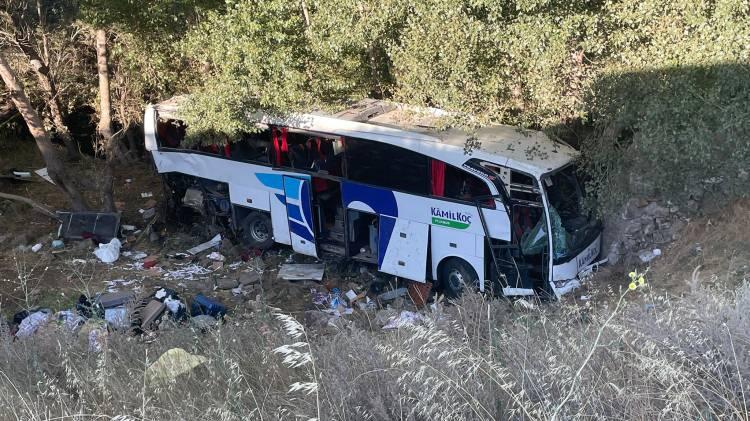 <p>Biri ağır 19 kişinin de yaralandığı kazanın nedenine ilişkin soruşturma sürerken kazada hayatını kaybedenler toprağa verildi. </p>
