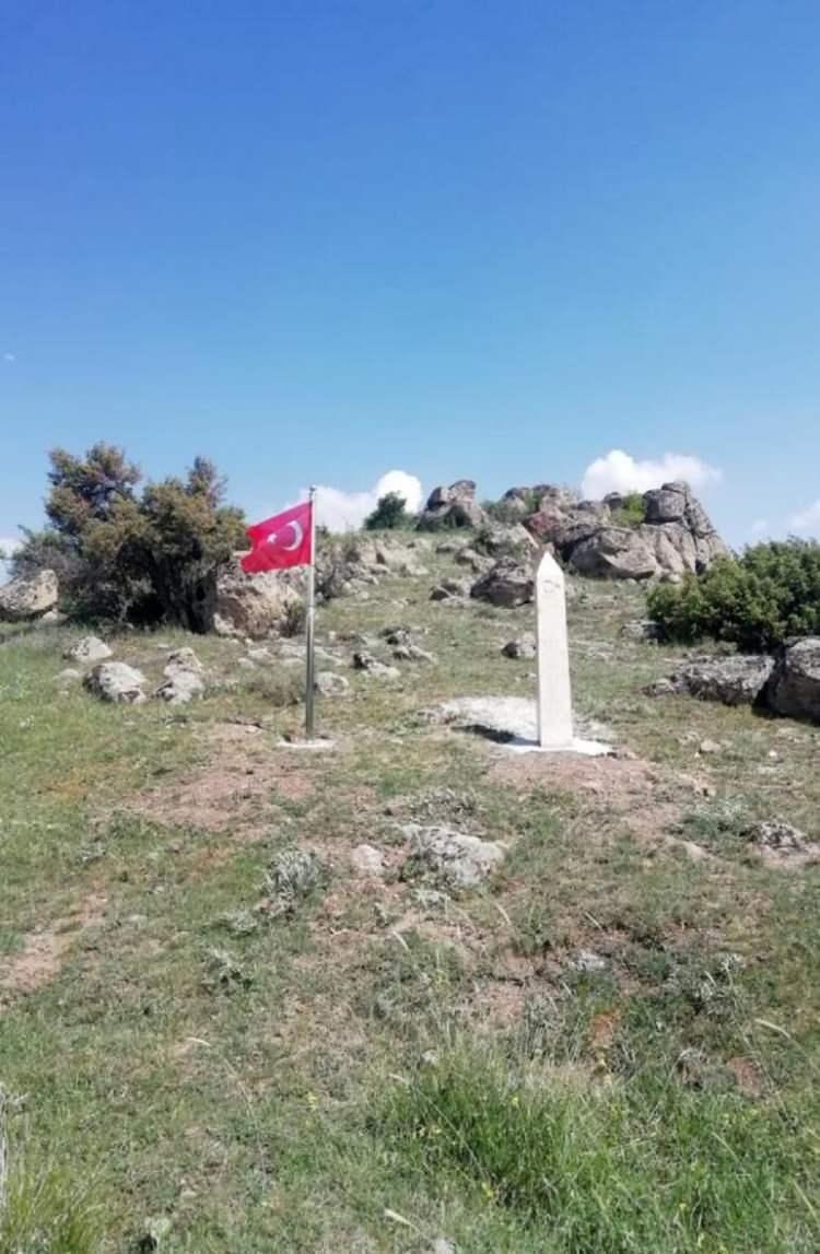 <p>Kütahya'nın Dumlupınar bölümünde ise Zafertepe Çalköy Zafer Anıtı, Yüzbaşı Şekip Efendi Şehitliği, Şehit Mehmetçik Sancaktar Anıtı, Üç Komutan Anıtı, Büyük Aslıhanlar Anıtı,</p>
