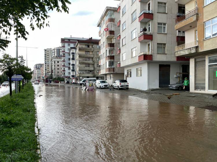 <p>Madenli, Şairler ve Aşıklar derelerinin debisi yükselirken, Yalı Mahallesi'nden geçen dere taştı.</p>
