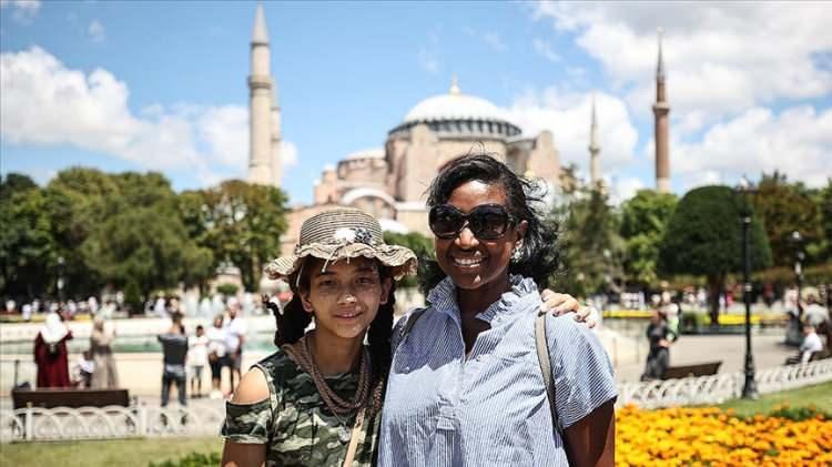 <p>Almanya yüzde 7,32 artış ve 3 milyon 211 bin 724 kişi ile ikinci, İngiltere (Birleşik Krallık) yüzde 14 artış ve 2 milyon 63 bin 740 kişi ile üçüncü oldu. Bu ülkeleri Bulgaristan ve İran izledi.</p>
