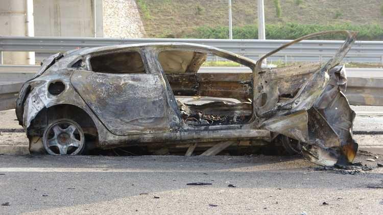 <p>Ön camdan girip bagajdan çıkan bariyerde yaklaşık 10 metre sürüklenen otomobilde yangın çıktı.</p>
