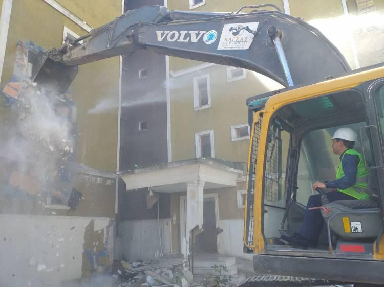 <p>İlçede, 1999 depremi öncesi yapılan sitelerin yer aldığı 7 mahalledeki yapıların yaklaşık yüzde 10'unun acil dönüştürülmesi hedefleniyor.</p>
