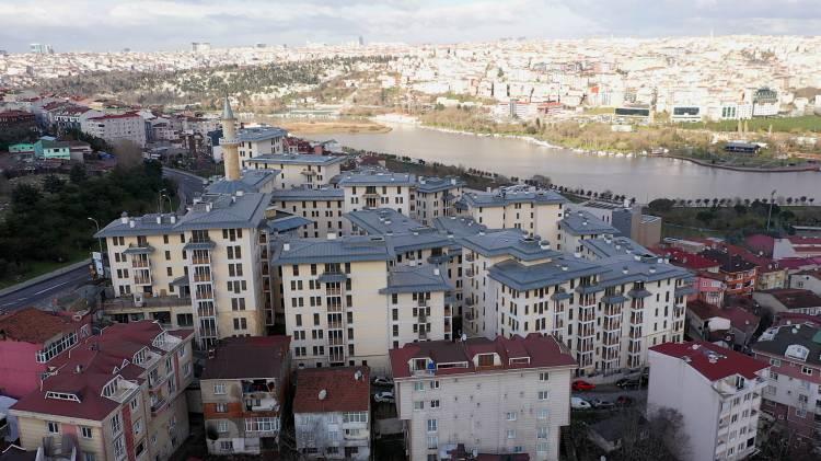<p>Kağıthane'de bulunan <strong>220 bin</strong> bağımsız bölümün<strong> 130 bini </strong>1999 sonrasında yapıldı.</p>
<p>Riskli binaların yüzde <strong>60</strong>'ında kentsel dönüşümün sağlandığı ilçede, 2019-2023'te<strong> 5 bin 500 bağımsız birim yıkılarak, devlet ve özel sektörle 9 bin yeni konut üretildi.</strong></p>