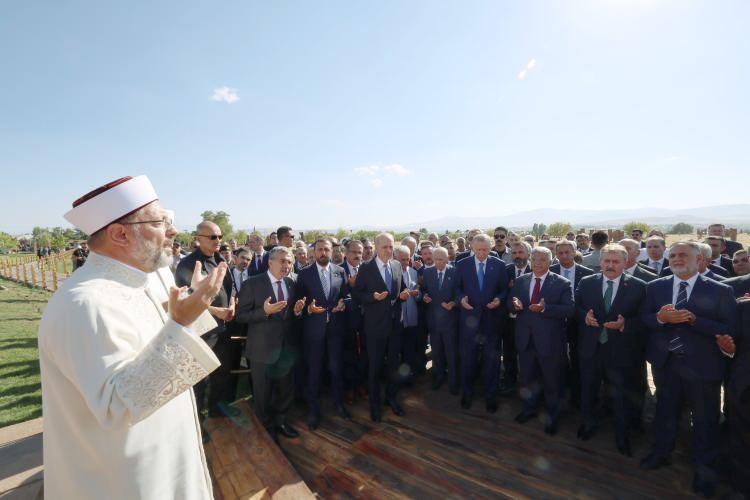 <p>Cumhurbaşkanı Erdoğan, Malazgirt Zaferi'nin 952. yılı dolayısıyla Ahlat'ta düzenlenen etkinliğe katıldı.</p>
