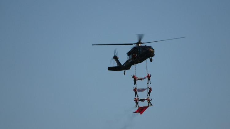 <p>Cep telefonu ile görüntülemeye çalıştıkları helikopterleri katılımcılar ayrıca el sallayarak selamladı. Gösteri yaklaşık 10 dakika sürdü.</p>