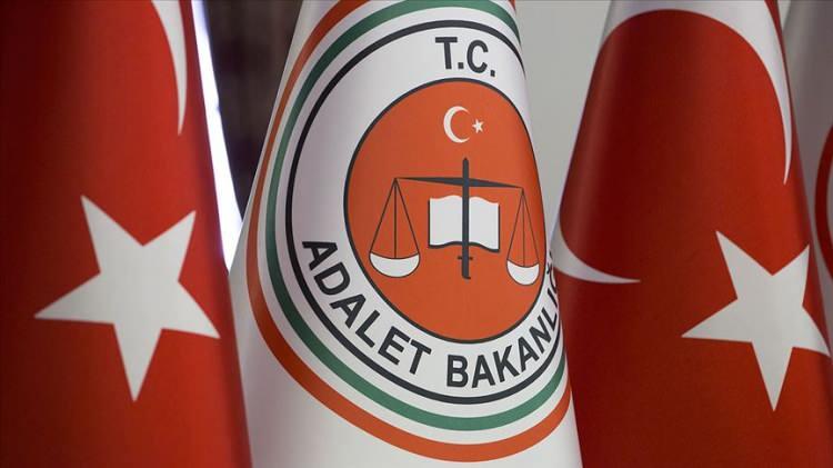 <p>Yargılama esnasında sanığın kıskançlık kaynaklı olarak maktule ölüm tehditleri de içeren mesajlar gönderdiği belirlenmiştir. Maktulün düzenli bir hayatı ve bir de çocuğu bulunmaktadır. Dolayısıyla intihar etmesini gerektirecek bir durum da ortada yoktur. Dosyaya sunulmuş olan bilimsel mütalaada olaya ışık tutan bazı durumlar mevcuttur. Ancak mahkeme bilimsel mütalaayı tamamen göz ardı ederek karar vermiştir. Dosyada bulunan tüm somut deliller haksızca sanık lehine değerlendirilmiş olmakla mahkeme bu vahim suçun cezasız kalmasına sebebiyet vermiştir.”</p>