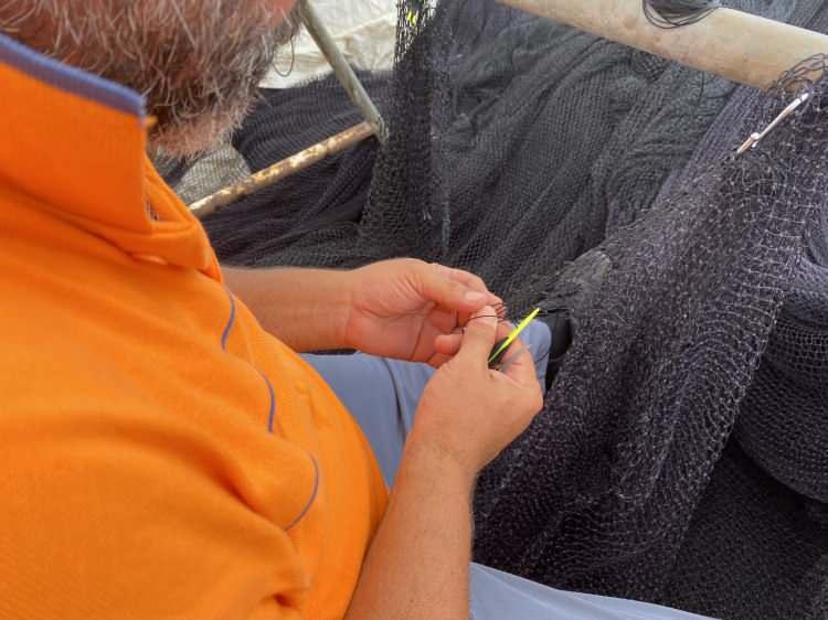 <p>Yeni sezon öncesi ağ ve teknelerinin bakımlarını yapmakta olan balıkçılar av sezonunun başlamasını bekliyor.</p>
