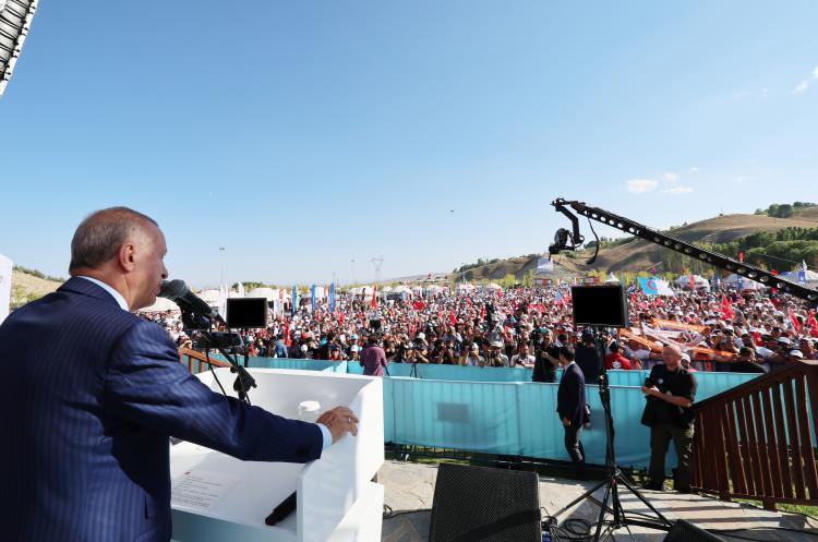 <p>Cumhurbaşkanı Erdoğan, Malazgirt Zaferi'nin 952. yılı dolayısıyla Ahlat'ta düzenlenen etkinlikte konuştu</p>