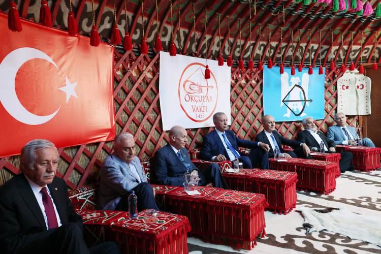 <p>Erdoğan ve beraberindeki MHP Genel Başkanı Devlet Bahçeli, han çadırına geçerek bir süre burada kaldı.</p>