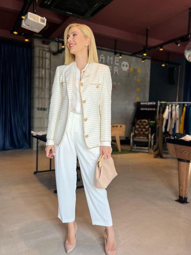 <p><span style="color:#FF0000"><strong>YİNE İMAJ DEĞİŞTİRDİ</strong></span></p>

<p><span style="color:#000000"><strong>Çok konuşulan yeni imajıyla sık sık paylaşım yapan ünlü oyuncu, yeni haline alışılamadan bir kez daha imajını değiştirdi.</strong></span></p>
