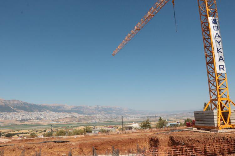 <p>TOKİ tarafından kontrolü yapılan ve tünel kalıp sistemiyle başlanan inşaat projesi bir yıl içinde tamamlanıp hak sahiplerine teslim edilecek.</p>
