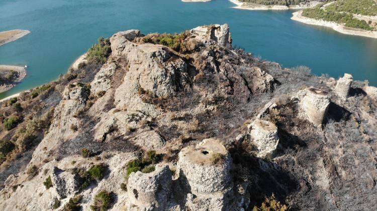 <p>Ayrıca kale, antik maden ocaklarının bulunduğu Sarıçay vadisinin kontrolünü ve güvenliğini sağlaması açısından da önemli durumda. Antik kaynaklar kalenin bulunduğu alanın Abydos toprakları içinde bulunan “<strong>Kremaste</strong>” yerleşmesi olduğunu belirtiyor</p>