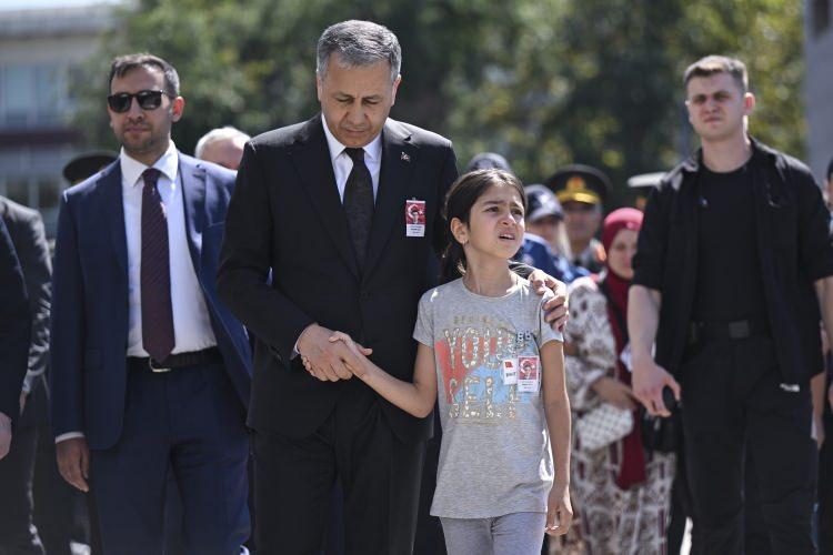 <div>Cumhuriyet Başsavcısı Şaban Yılmaz ve yakınları ile çalışma arkadaşları katıldı.</div>
<div> </div>
<div>Bakan Yerlikaya, törende, şehit polis memuruna Allah'tan rahmet dileyerek, Türk milletine, ailesine ve emniyet teşkilatına başsağlığı dileğinde bulundu.</div>