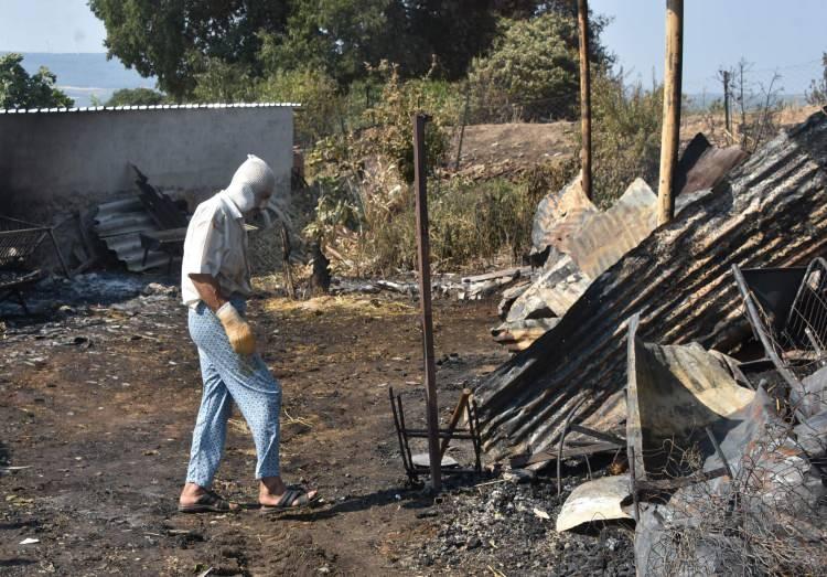 <p>Demir, ormandan ateşin sıçramasıyla alev topuna dönen ahırında hayvanlarını kurtarmak isterken yaralandı. Yüzünde ve ellerinde yanıklar oluşan Demir, hastanedeki tedavisinin ardından yaralı yerleri sargılı şekilde köyüne döndü.</p>