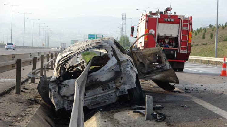 <p>Otomobilden yaralı çıkarılan İdris S. ise sağlık ekiplerince Kocaeli Şehir Hastanesi'ne kaldırıldı.</p>
