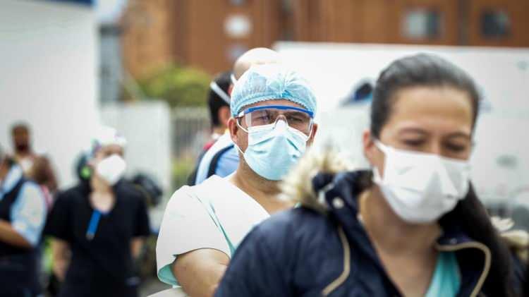 <p>Eris'in, özelliklerine bağlı olarak küresel olarak yayılabileceği ve vakalarda artışa neden olabileceği de kaydedilmişti.</p>
<p>DSÖ 17 Ağustos'ta Kovid-19'un "BA.2.86" varyantının statüsünü, taşıdığı çok sayıdaki mutasyon nedeniyle "gözlem altındaki varyant" olarak güncellemişti.</p>
<p>DSÖ'nün şu anda 3 "izlenmesi gereken" ve 7 "gözlem altındaki" Kovid-19 varyantını takip ettiği de belirtilmişti.</p>