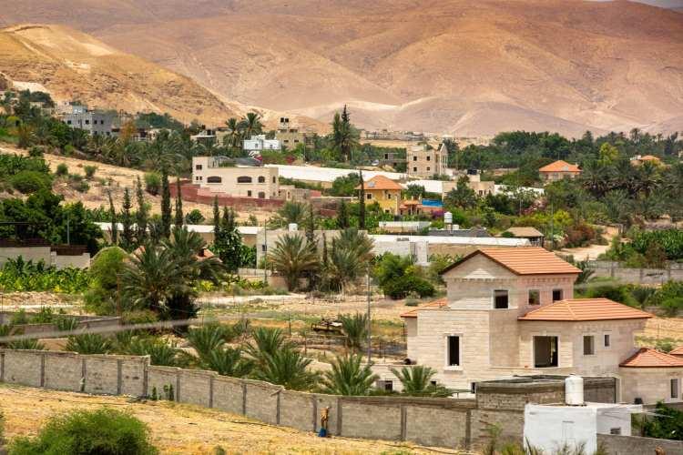 <p><strong>1 - Jericho: 11.000 yıllık</strong></p>
<p> </p>
<p>Jericho (Eriha) Filistin Ulusal Yönetimi'nin Batı Şeria bölümünde Ürdün Nehri yanında yer alan bir yerleşim yeridir.</p>