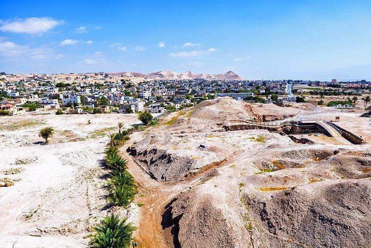 <p>Arkeologlar Eriha'da birbirini takip eden 20'den fazla yerleşim yerinin kalıntılarını ortaya çıkardılar; bunların ilki 11.000 yıl öncesine (MÖ 9000'e kadar) kadar uzanıyor.</p>
<p> </p>