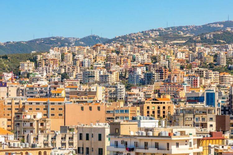 <p>Kentin tarihinin kesin olarak bilinmemekle birlikte 7000 yıl öncesine kadar uzanmakta olduğu bazı bilimadamlarınca tahmin edilmektedir. Ancak Bybloslular şehirlerini Byblos olarak adlandırmıyor aksine <em>Gubla</em> ve daha sonraları da <em>Gebal</em> diyorlardı ve şehirlerinin bulunduğu sahile de <em>Canaan </em>(<em>Kenan</em>) demekteydiler. </p>