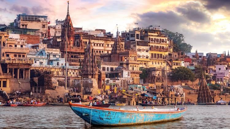<p>20 - <strong>Varanasi: 3.000 yıllık</strong></p>

<p> </p>

<p>Varanasi, ya da diğer adıyla Benares, Hindistan'ın Uttar Pradeş eyâletinde bir şehir. Hindularca kutsal sayılan Ganj nehrinin yanında yer alır ve binlerce yıldır burada ibadet etmek için ülkenin her yanından gelenleri misafir eder.</p>
