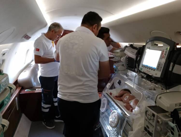 <p>Bakanlık tarafından 2010 yılından itibaren kullanılmaya başlanan ambulans uçaklar, biri 4 sedyeli, bir tanesi 2 sedyeli ve bir diğeri ise tek sedyeli olmak üzere 3 adet ambulans uçakla hizmet veriyor.</p>