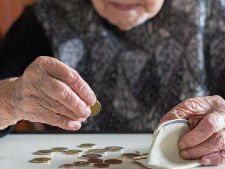 <p>Fiyat artışları enflasyonu enflasyon da fiyat artışlarını körükleyerek geldi. Bunun üzerine terörle mücadele ve Rusya-Ukrayna savaşı sorunları var. Bu 2 ülkeden 45 milyar dolarlık bizim alışverişimiz var. İşte tüm bunlar işleri kötü hale getirdi. Krizleri yönetebilirsiniz ama belirsizliği yönetemezsiniz</p>
