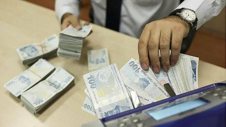 <p><strong>1-Özel sektörde primleri asgari ücretten yatanların emekli aylığını artırma imkânı var mı?</strong></p>
<p>Emekli aylığı hesaplanırken tüm çalışma dönemindeki prime esas kazanca bakılıyor. Ne kadar yüksek prim yatırılırsa emekli aylığı da o kadar yüksek olur. Hak ettiğinizden daha az aylık bağlanmaması için tüm kazançlarınızın bordroya doğru yansıması büyük önem taşıyor. Örneğin 18 bin lira maaşınıza karşın priminiz asgari ücretten yatıyor, kalan tutarı elden alıyorsanız emekli aylığınız da düşük olacaktır. Primin asgari ücretten değil de bunun üzerinde kazanç üzerinden yatırma imkânı varsa emekli aylığı da yükselir.</p>
