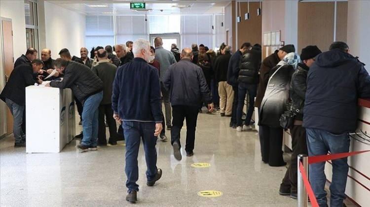 <p>8-Erken emeklilik prim borçlanması ne kadar, nasıl yapılır?</p>
<p>Sigortalı çalışmaya başlanılan tarihe göre değişen asgari prim gün sayısını tamamlayarak emekli olunabilir. Ücretsiz doğum ya da analık süreleri hangi statüde çalışılırsa çalışsın borçlanma yapılarak prim günlerine eklenmesine olanak sağlıyor. Memurların aylıksız izin süreleri, doktora süresi (yurtiçi yurtdışı), yurt dışındaki öğrenim süreleri, tutukluluk süreleri, sendikalı işçilerin grev ve lokavtta geçen süreleri, hekimlerin fahri asistanlıkla geçen süreleri borçlanma kapsamında yer alıyor.</p>
<p>KAYNAK: SABAH</p>
