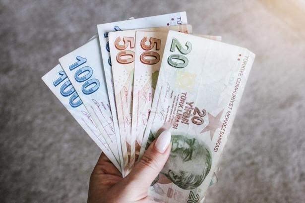 <p>Mali disiplin konusunda yol haritasının çizilmesi ve OVP'nin temellerinin atılmasıyla beraber sıra SSK ve Bağ-Kur emekliye ek zam düzenlemesine geldi.</p>