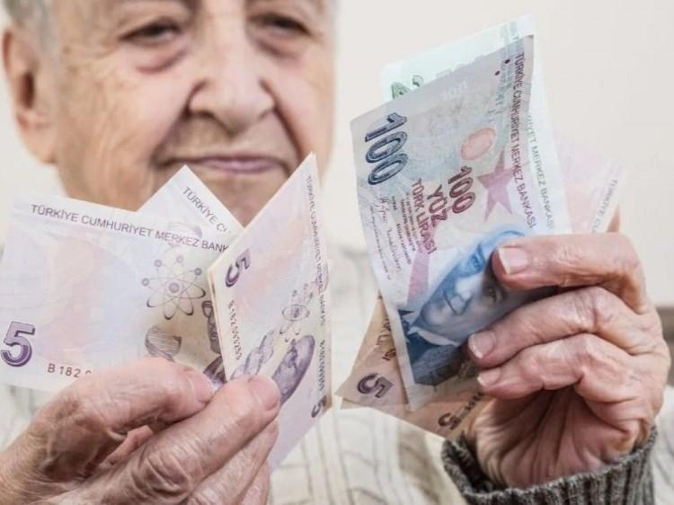 <p>7500 TL en düşük emekli maaşı sabit tutuldu. 6 bin TL ve üzeri alabilen kişiler yüzde 25 zamma kavuşabildi. </p>