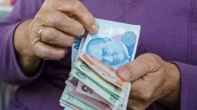 <p> Asgari ücret 8506 TL iken en düşük emekli aylığı 7500 TL seviyesindeydi. </p>