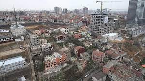 <p><span style="color:#800000"><strong>Pendik'te 5 bin bina yıkıldı</strong></span><br />
<br />
Pendik'te kentsel dönüşümle ilgili yürütülen plan çalışmalarının yüzde <strong>95'i tamamlanırken</strong>, ilçede son 10 yılda yaklaşık <strong>5 bin binanın yıkımı gerçekleştirildi.</strong></p>
<p>İlçenin Orta ve Dumlupınar mahallelerinde rezerv alanı ilan edilen yaklaşık <strong>1 milyon 50 bin metrekare alanın 142 bin metrekaresinde birinci etap kentsel dönüşüm çalışmaları sürüyor.</strong></p>
<p>Burada 1452 bağımsız bölüme tekabül eden<strong> 448 yapının yıkım işlemi tamamlanırken, bu alanda 1826 konut ve 255 dükkan olmak üzere 2 bin 81 bağımsız bölümün inşasının yapılması planlanıyor.</strong></p>